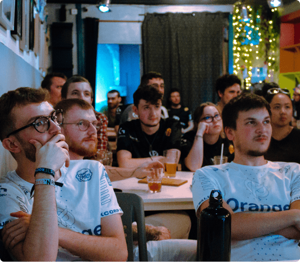 Supporters de la Karmine Corp exprimant leur joie lors du match contre Koi à Barcelone.