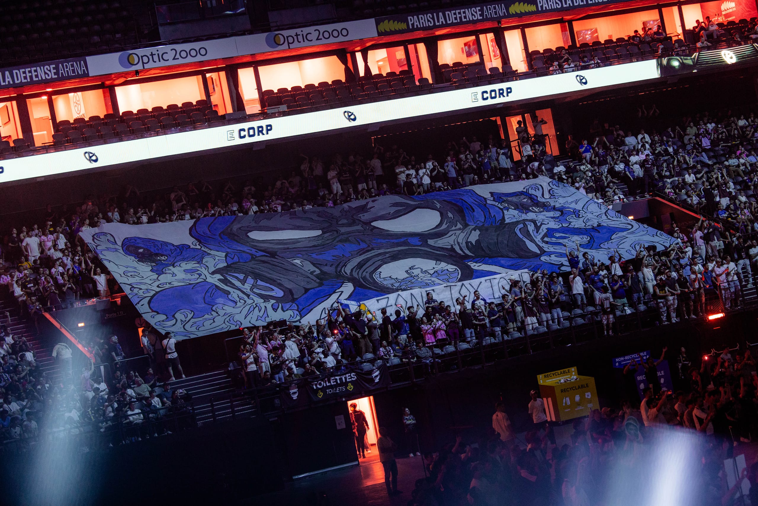 Écharpes Blue Wall levées dans la tribune
