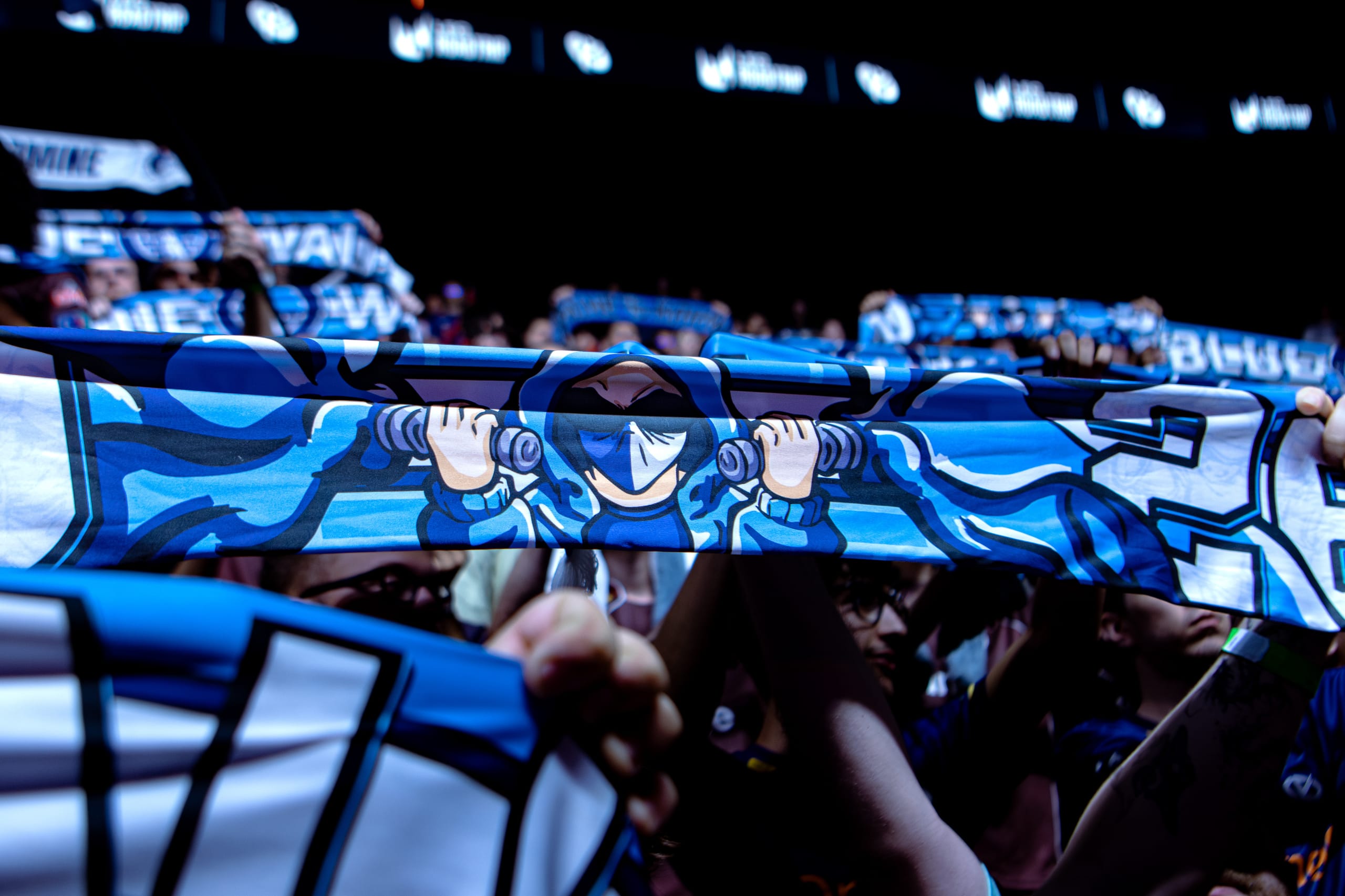 Écharpes Blue Wall levées dans la tribune