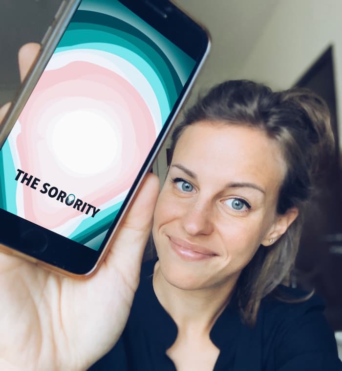 Priscillia ROUTIER TRILLARD, fondatrice de The Sorority montrant l'application.