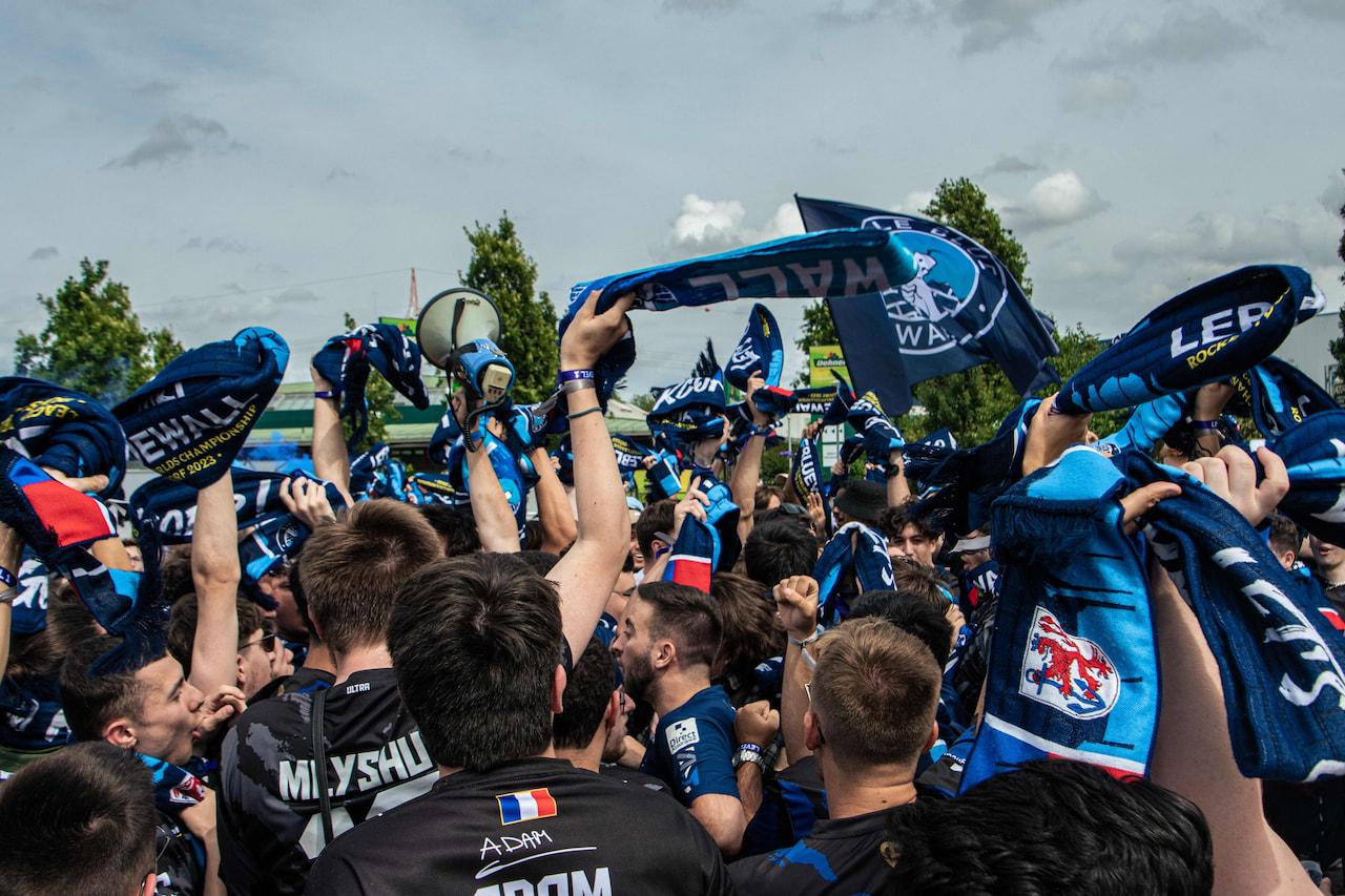 Les ultras de la Karmine Corp, les bras en l'air lors du LFL Day's.