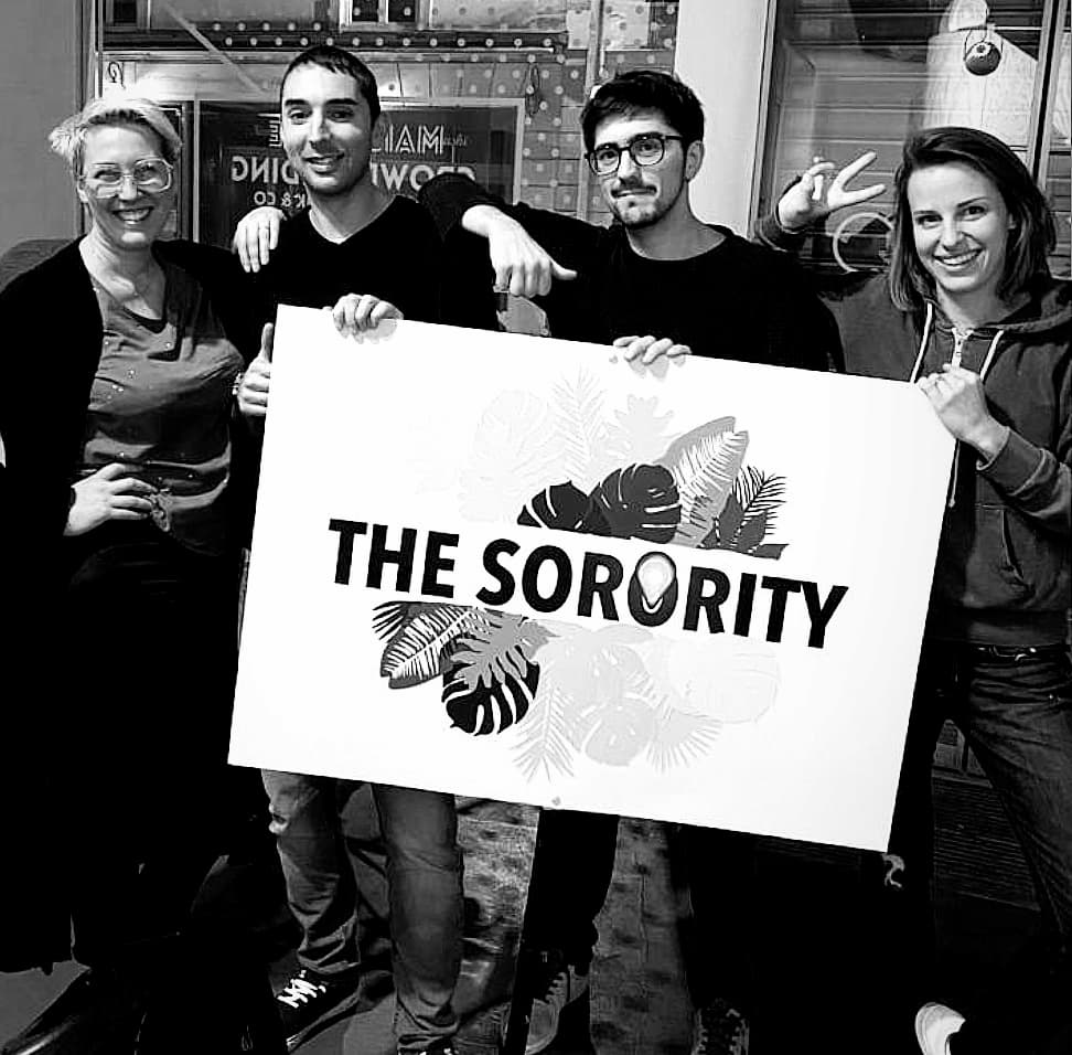 4 personnes portant une affiche avec The Sorority.