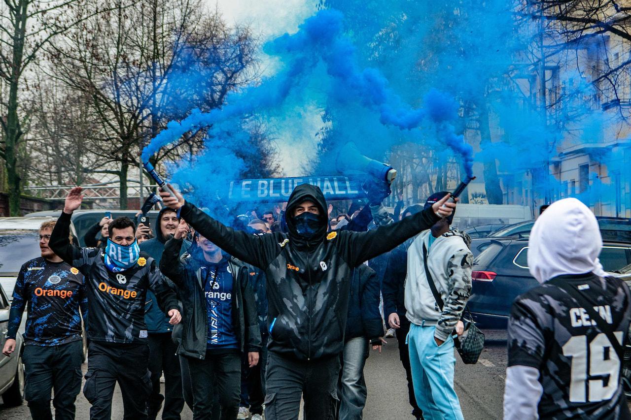 Les ultras de la Karmine Corp, les bras en l'air lors du LFL Day's.